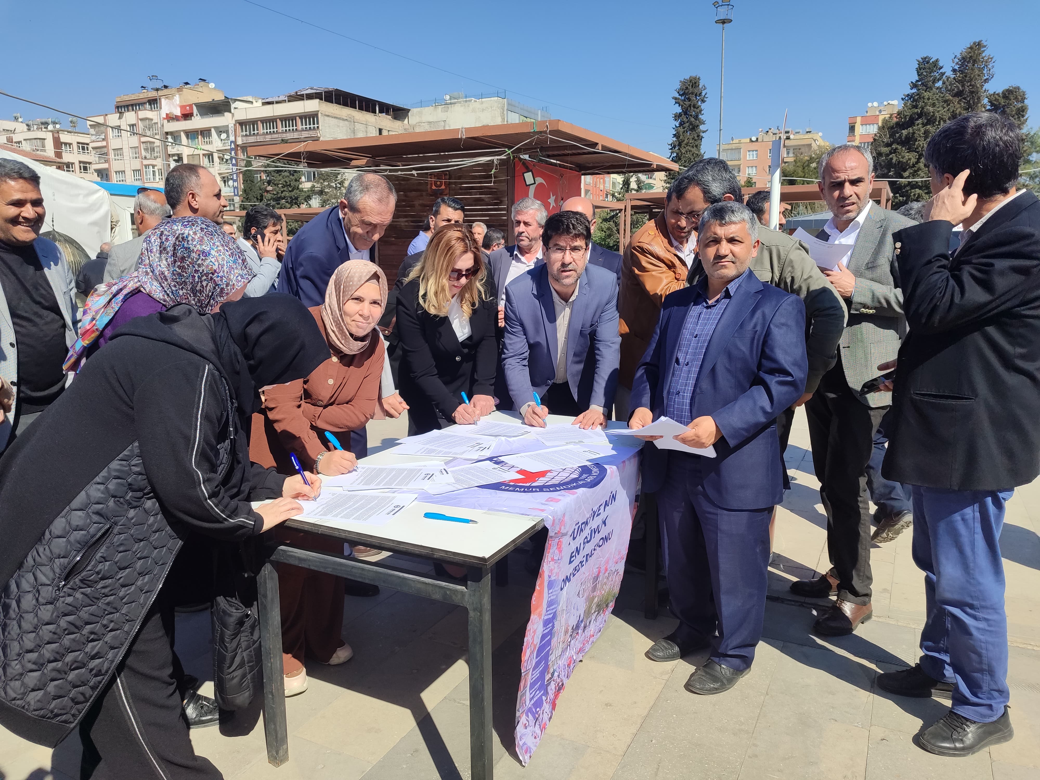 Memur-Sen ve Eğitim-Bir-Sen Şanlıurfa Şubesi’nden anayasa çağrısı: "Aile korunsun"