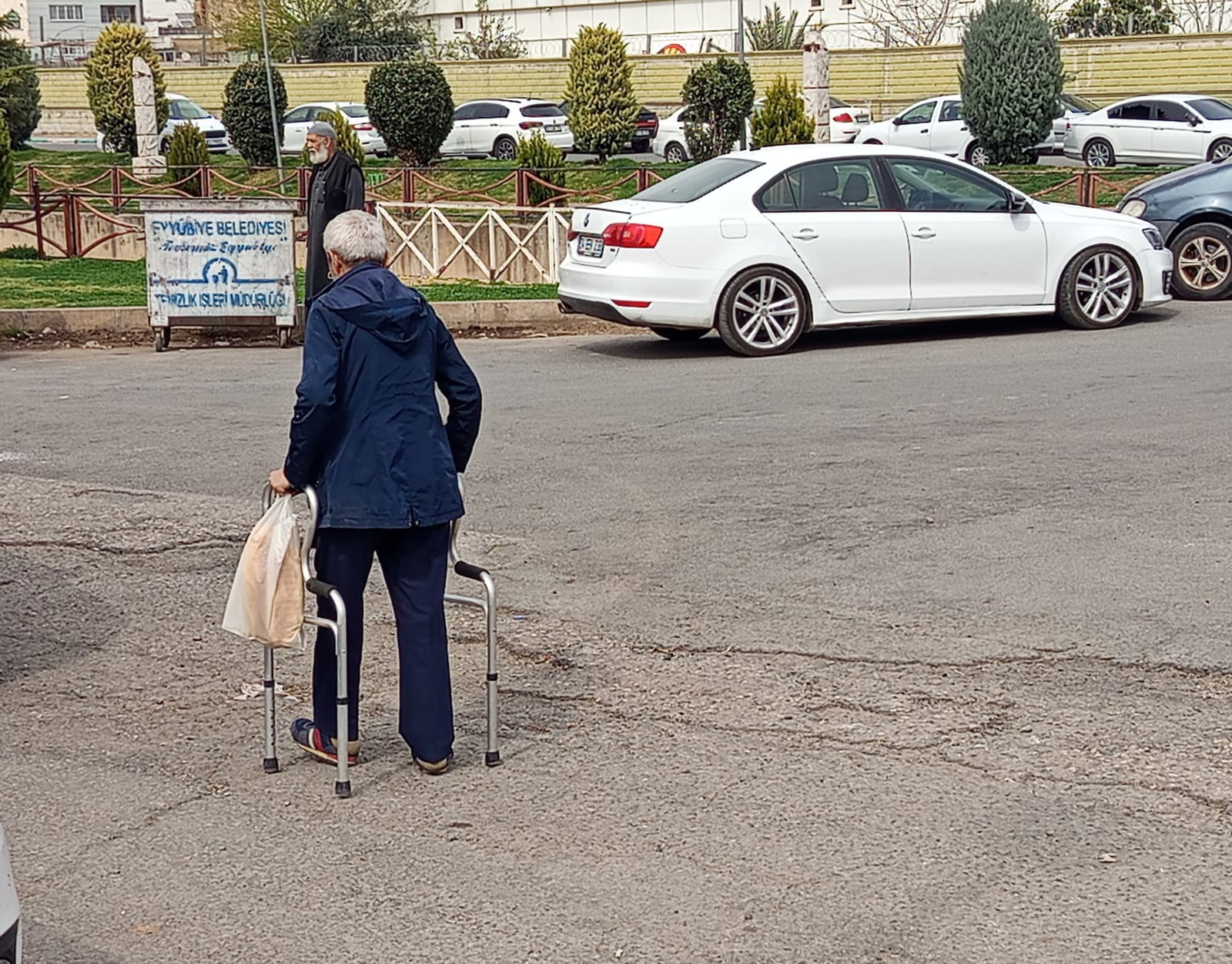 Şanlıurfa'da engelli, yaşlı, çocuk 'ucuz ekmek kuyruğu'nda... CHP'li başkandan bu tabloya tepki