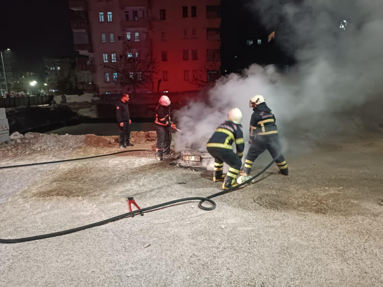 Şanlıurfa'da araç yangını! İtfaiyeden müdahale