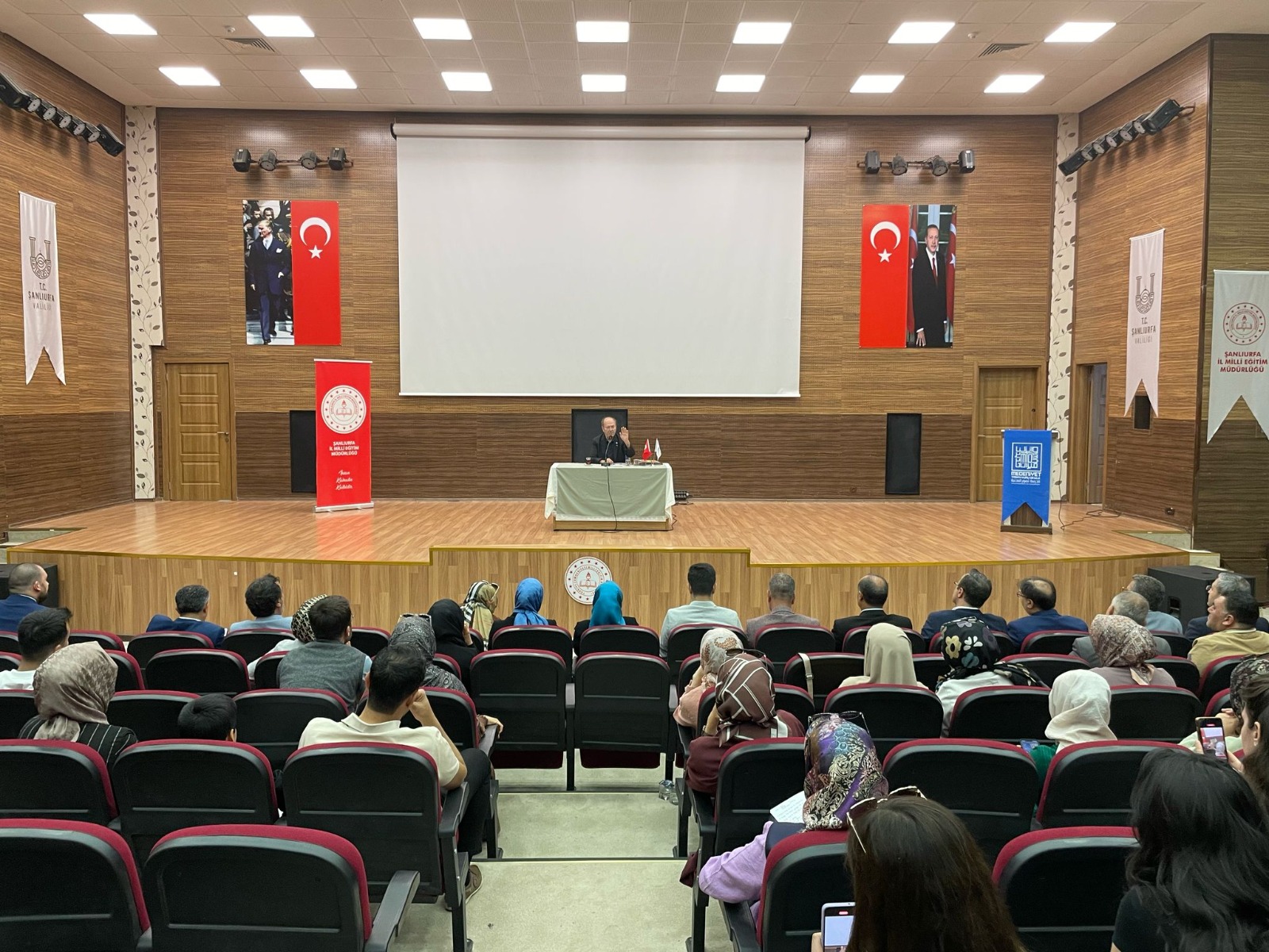 Yusuf Kaplan'dan Şanlıurfa'da konferans... Öğretmenlere anlamlı mesaj