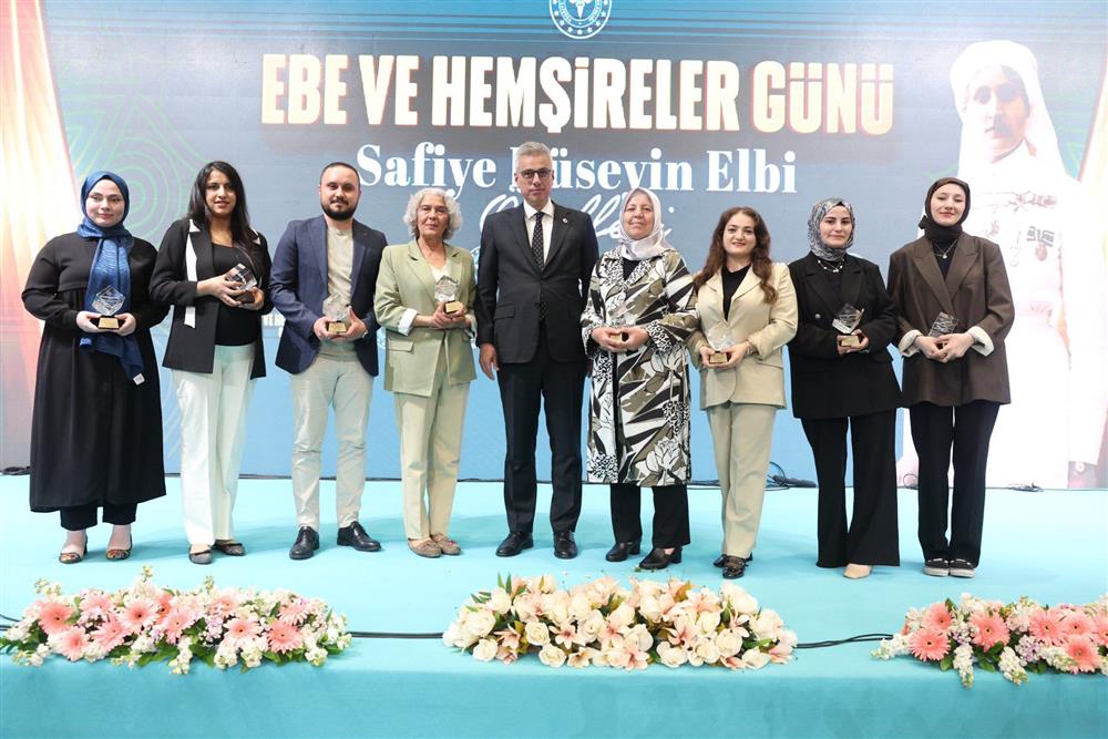 Sağlık Bakanı'ndan Şanlıurfa'daki ebeye ödül... Özel Ödül