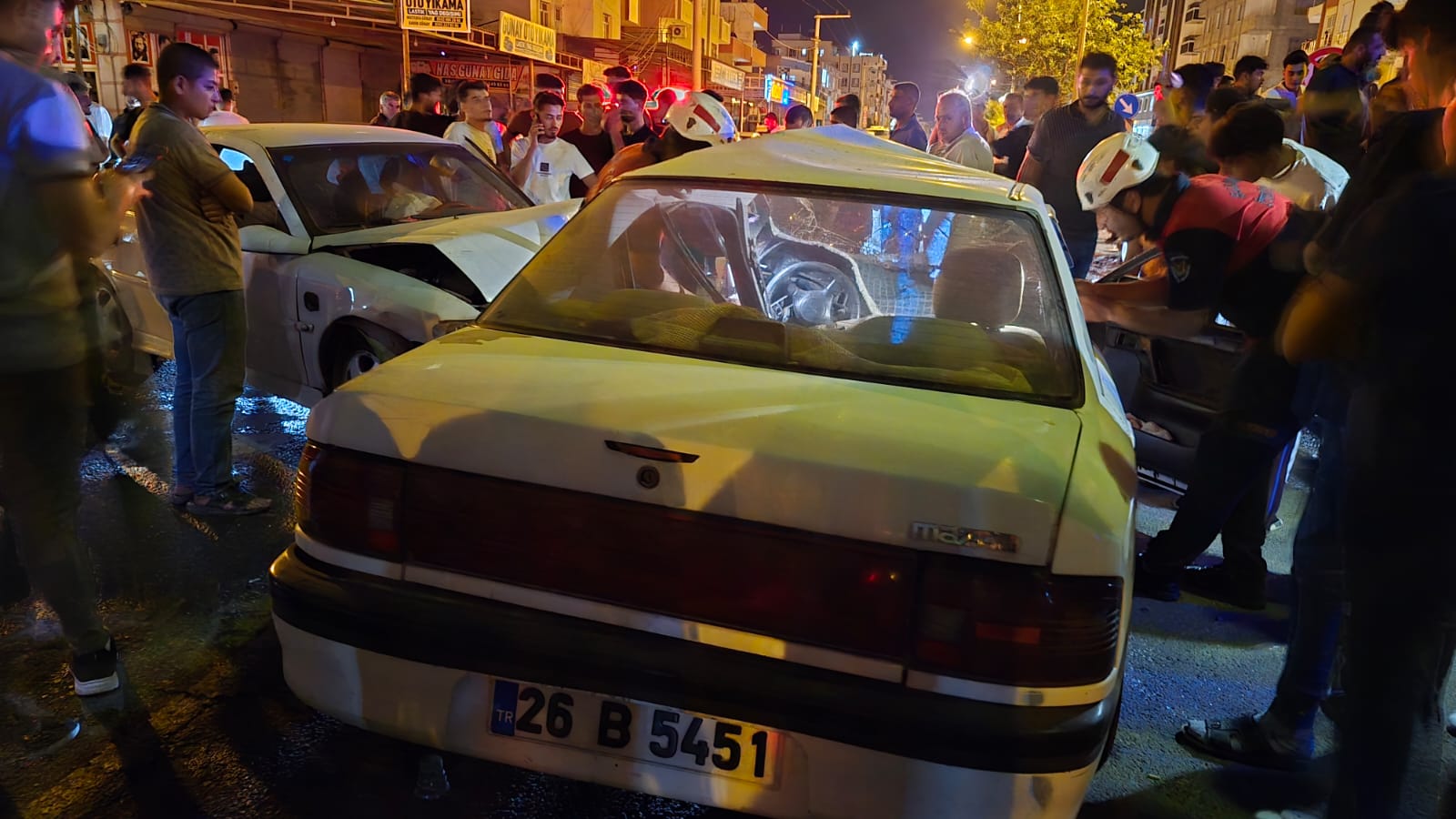 Şanlıurfa'da iki araç çarpıştı! Durumu ağır olan yaralı var