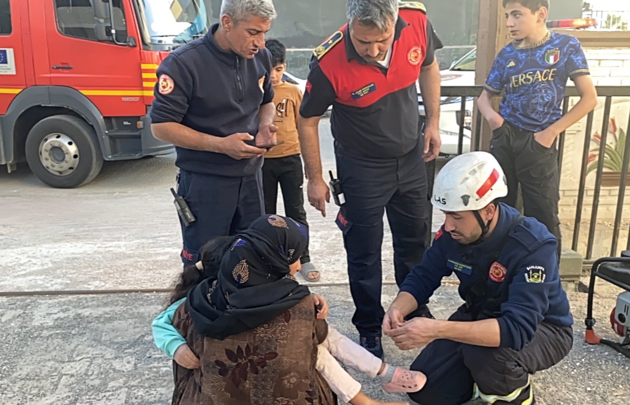Şanlıurfa'da küçük kızın zor anları! İmdadına itfaiye yetişti