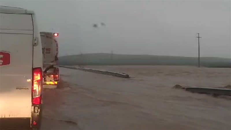 Şanlıurfa'da yola çıkacaklar dikkat! Bazı yollar sular altında