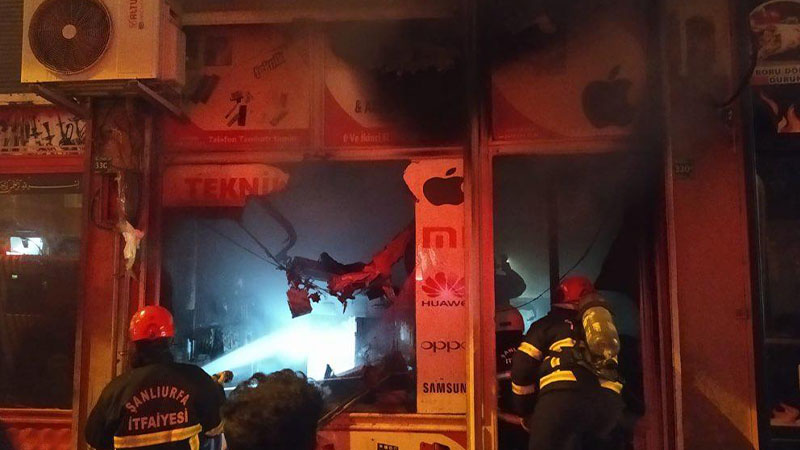 Şanlıurfa’da iş yerinde yangın paniği! İtfaiye ekipleri yangını söndürdü
