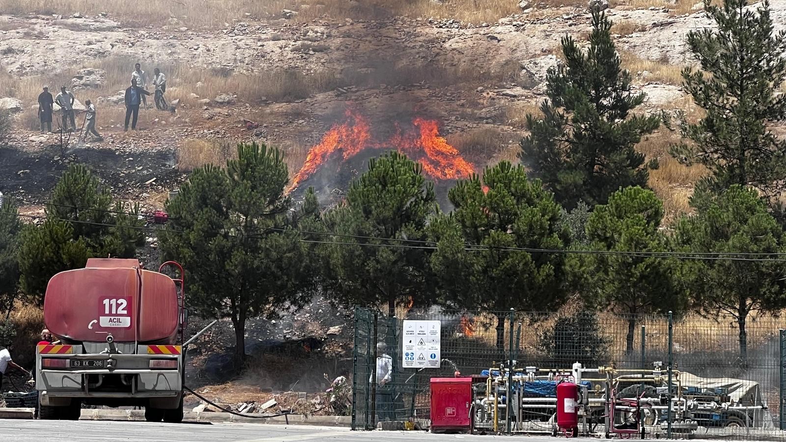 Urfa'da petrol ofisi yakınında yangın çıktı