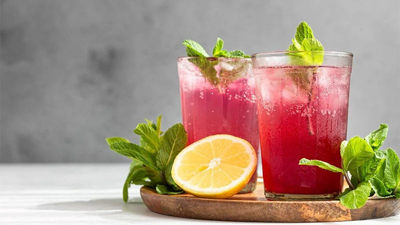 Sıcak havalarda kendinizi serinletin: Evde kolayca yapabileceğiniz 5 lezzetli içecek tarifi