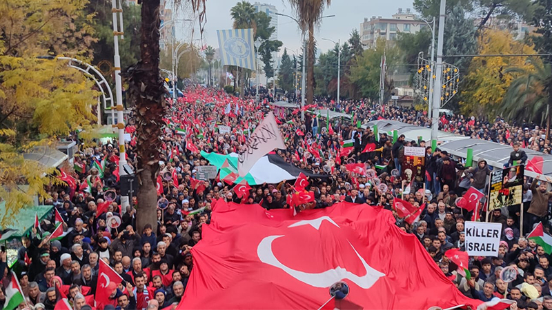 Yağmur, çamur ve soğuk dinlemediler…  Urfa’da büyük yürüyüşe binlerce katılım!