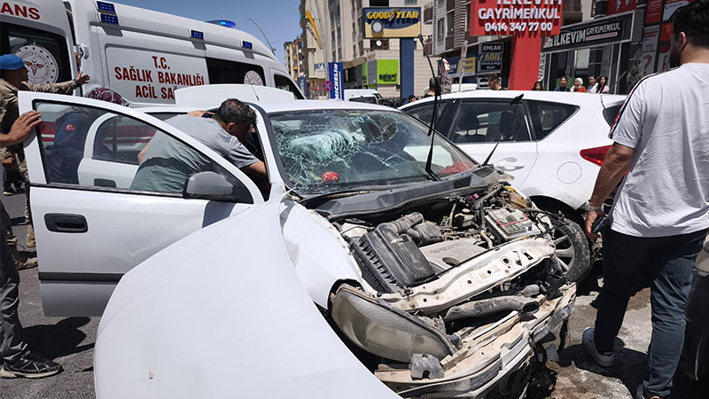 Şanlıurfa'da 4 araç birbirine girdi!